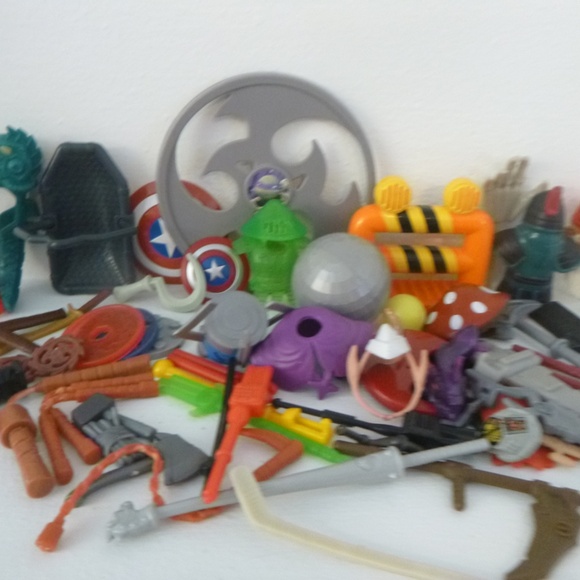 LOT ACTION FIGURE TOY WEAPONS & EXTRAS - Picture 1 of 6